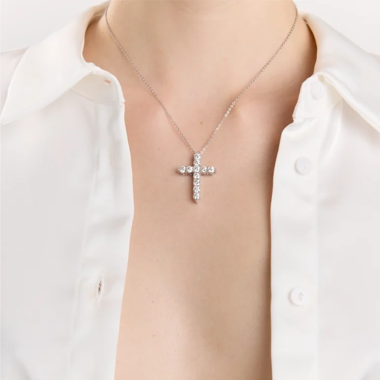 Cross necklace Maria 0.4 ct